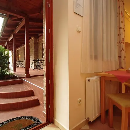 Varazsko Apartmanhaz * גיולה