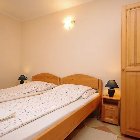 Varazsko Apartmanhaz גיולה